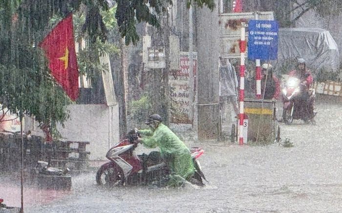 Mây dông phủ nhiều khu vực Hà Nội, cảnh báo lốc, sét và gió giật mạnh