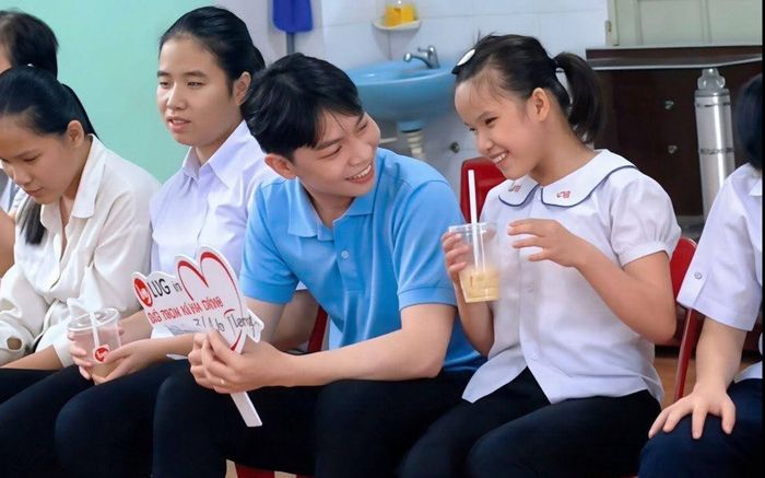 Lang Thang With Phát: Nhịp cầu mang lớp học và áo ấm đến trẻ em yếu thế