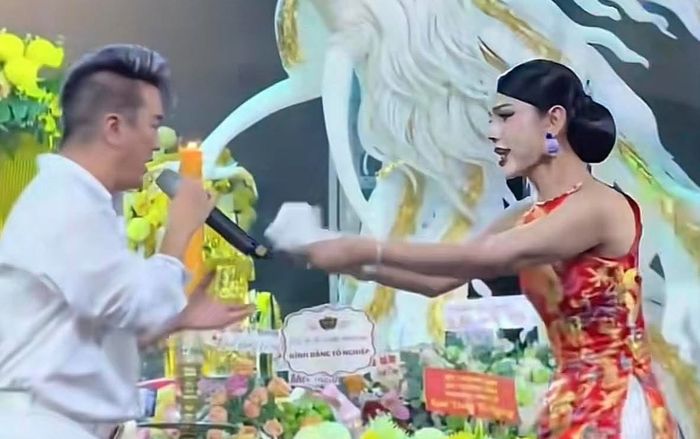 Thêm 1 trường hợp lao lên sân khấu khi Đàm Vĩnh Hưng đang hát