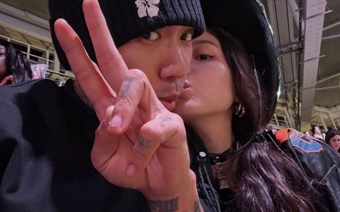 Dok2 công khai tình cảm với Lee Hi giữa tin đồn kết hôn