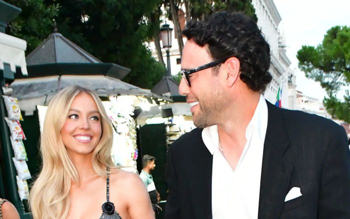 Sydney Sweeney ngầm nhắc đến bạn trai Scooter Braun trong loạt ảnh táo bạo