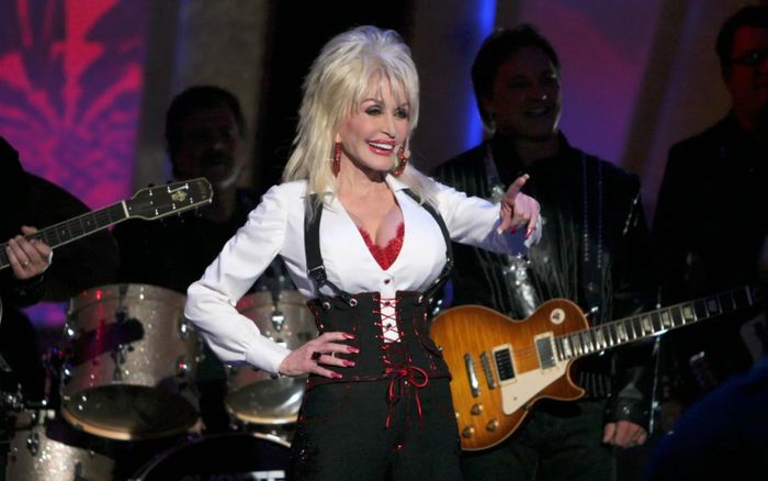 Quản lý Dolly Parton bị tố muốn 'gạt gia đình sang một bên' giữa ồn ào kiện tụng