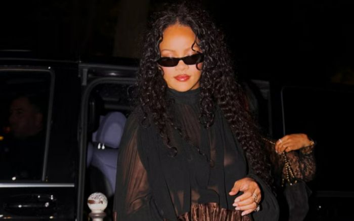 Rihanna khoe vẻ quyến rũ với váy xếp ly ánh kim
