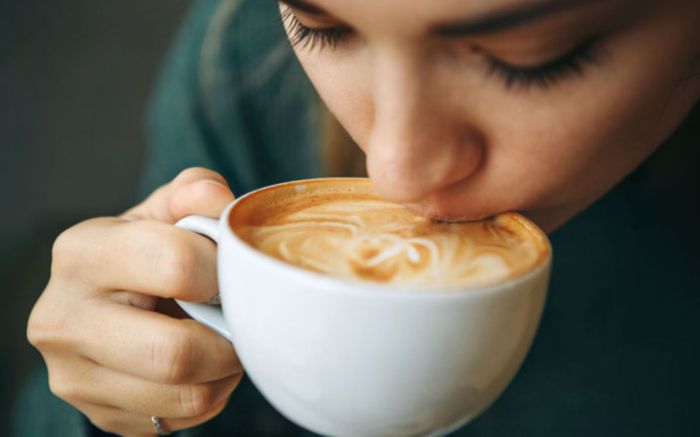 Vì sao nhiều người vừa uống cà phê xong lại buồn đi vệ sinh?