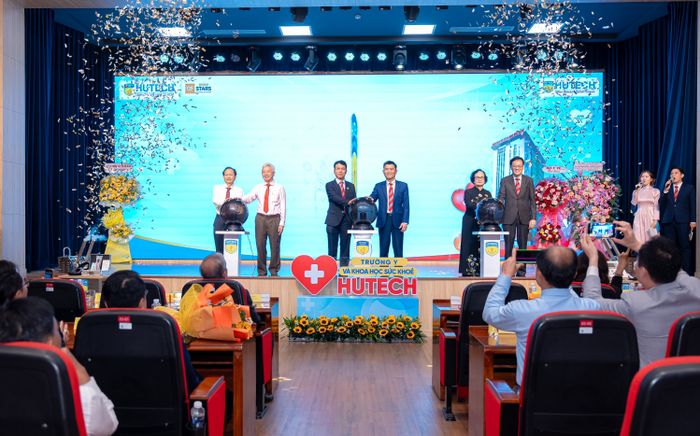 Trường Y và Khoa học Sức khỏe HUTECH khai khóa với “Lời cam kết đầu tiên”