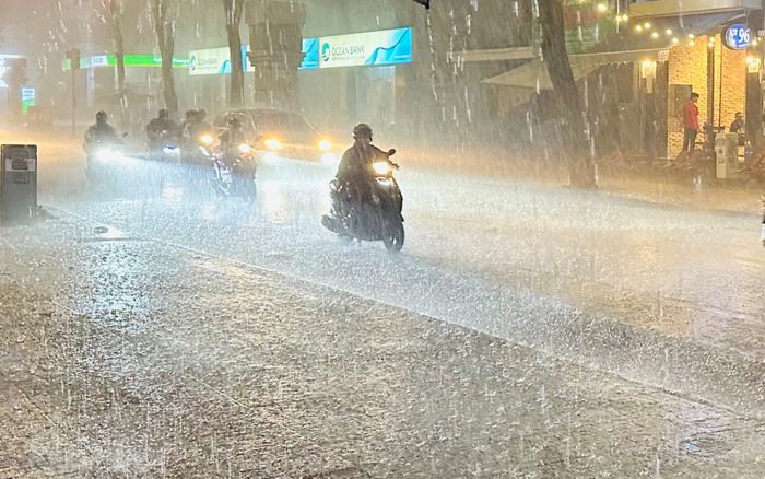 Mưa dông diện rộng ở miền Trung, Tây Nguyên và Nam Bộ, cảnh báo lốc sét
