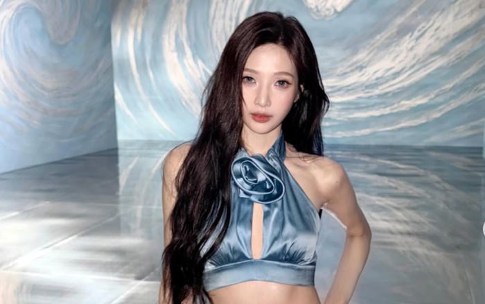 Joy (Red Velvet) khoe vóc dáng quyến rũ với thiết kế váy nửa kín nửa hở