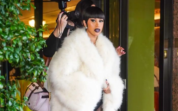 Cardi B gây chú ý với kiểu tóc độc đáo khi dự show thời trang