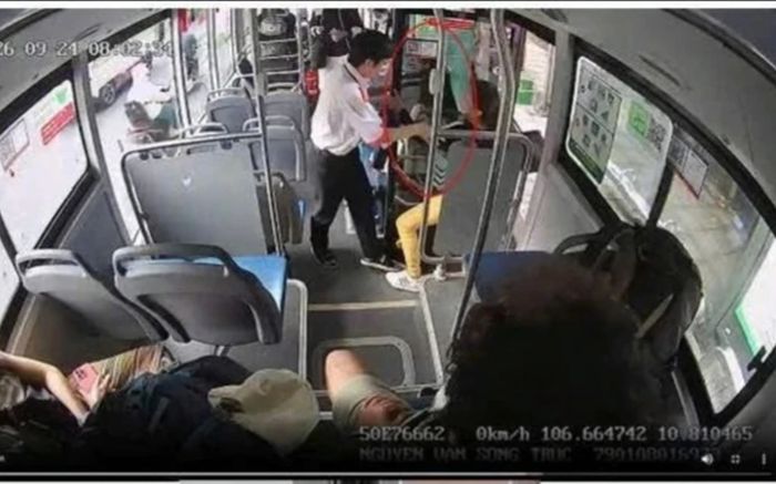 TP.HCM: Đình chỉ ngay tiếp viên xe buýt xô đẩy khách xuống xe