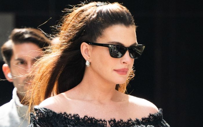 Anne Hathaway nâng tầng phong cách với chiếc túi xa xỉ hiếm có