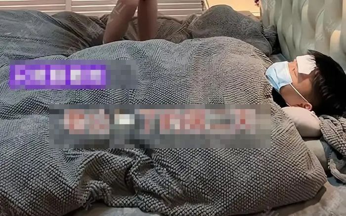 Chồng ốm nằm bất động trên giường, người vợ làm một việc khiến anh chỉ biết quay mặt đi
