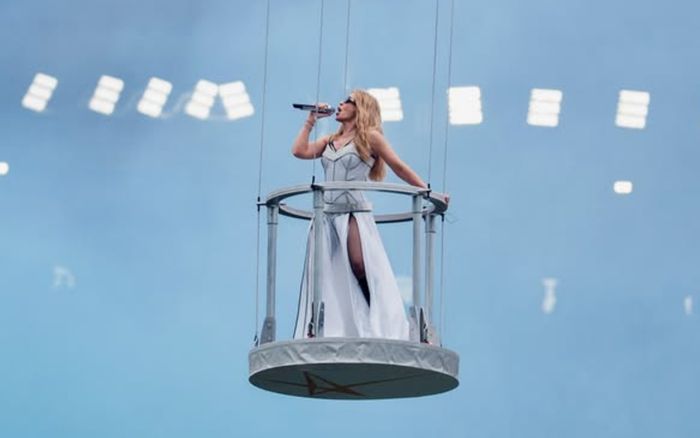 Kylie Minogue xúc động trong đêm diễn hơn 100 nghìn khán giả tại quê nhà