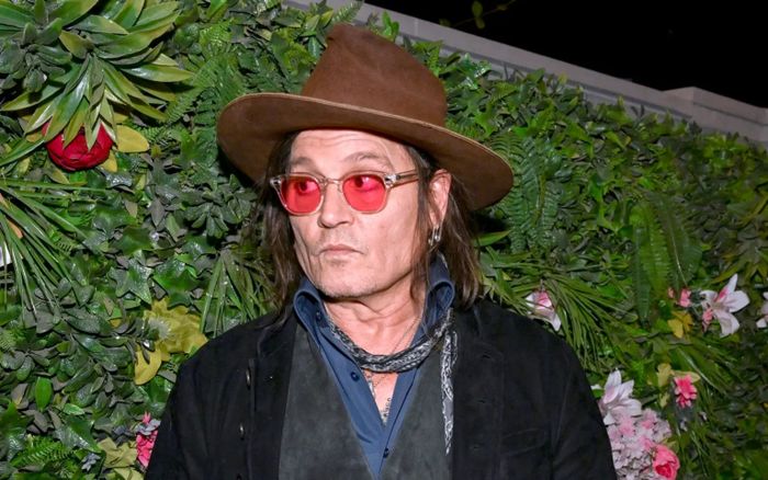 Johnny Depp gây khó hiểu khi bất ngờ ăn lá cây tại sự kiện ở Las Vegas