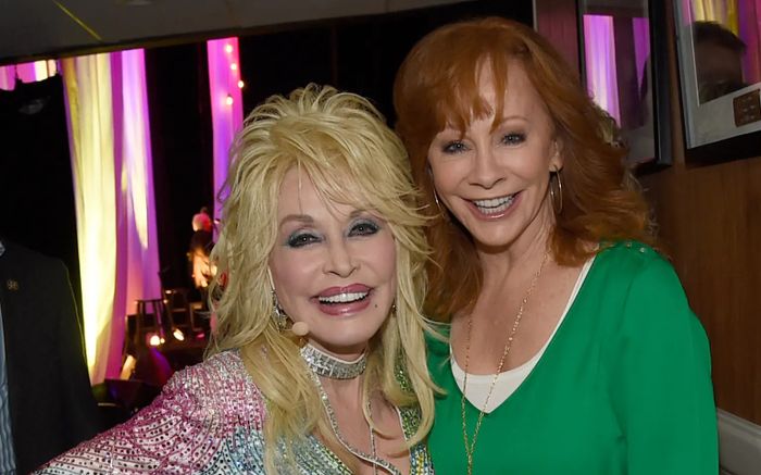 Reba McEntire day dứt vì cuộc gọi nhỡ của Dolly Parton