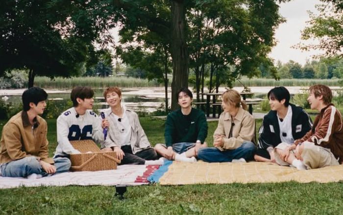 BTS tung ảnh đủ 7 thành viên, visual đời thường khiến fan xúc động