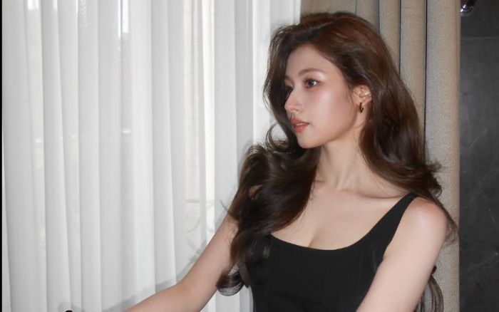 Sana (TWICE) khoe loạt ảnh đầy khí chất