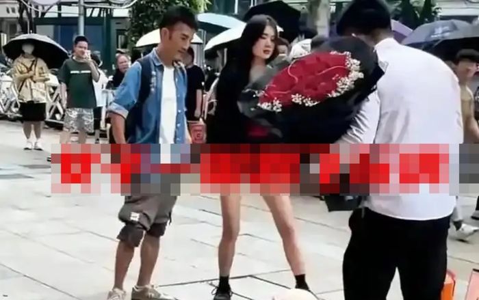 Mang hoa tỏ tình với người phụ nữ đã có bạn trai, chàng trai 27 tuổi nhận cái kết phũ phàng