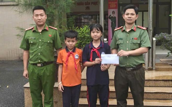 Nhặt được 32 triệu đồng, 2 học sinh liền đem trả lại