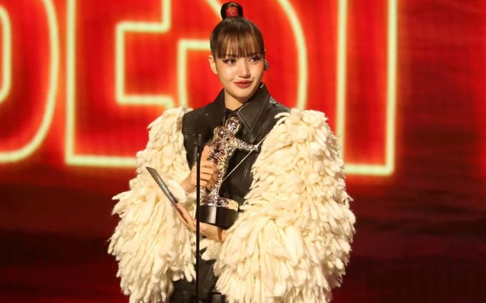 Lisa bị cáo buộc 'mua giải' sau chiến thắng lịch sử tại VMAs 2026
