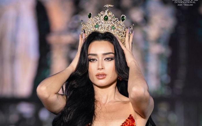 Đại diện Việt Nam đứng đầu thí sinh mặc đẹp Miss Grand International