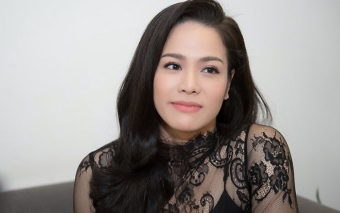 Danh tính người đàn ông ôm chặt Nhật Kim Anh