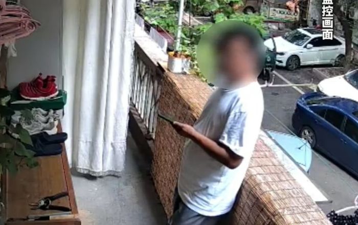 Vào giao hàng nhưng không gõ cửa, nam shipper đỏ mặt trước tình trạng của nữ chủ nhà
