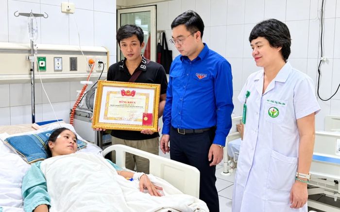 Trao huy hiệu 'Tuổi trẻ dũng cảm' cho cô giáo phải cưa chân vì cứu trò