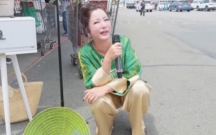 Diễn viên Thúy Nga ngồi hát giữa chợ ở Mỹ khiến khán giả phản ứng