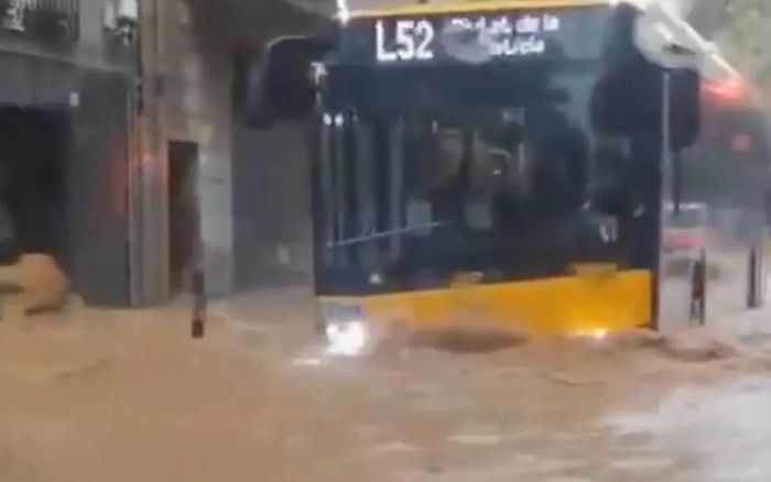 Mưa lớn, lũ quét nhấn chìm nhiều điểm du lịch Tây Ban Nha, hơn 100 chuyến bay bị hủy