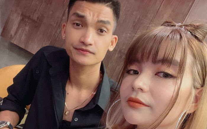 Vợ chồng Mạc Văn Khoa ăn mừng sau khi trúng số
