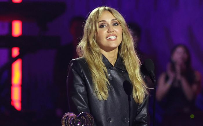 Miley Cyrus đạt #1 Billboard 200 sau hơn một thập kỷ