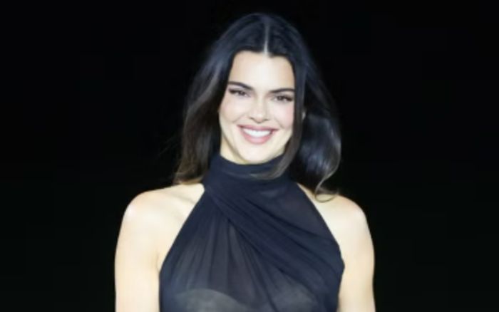 Kendall Jenner diện váy maxi xuyên thấu gây sốt