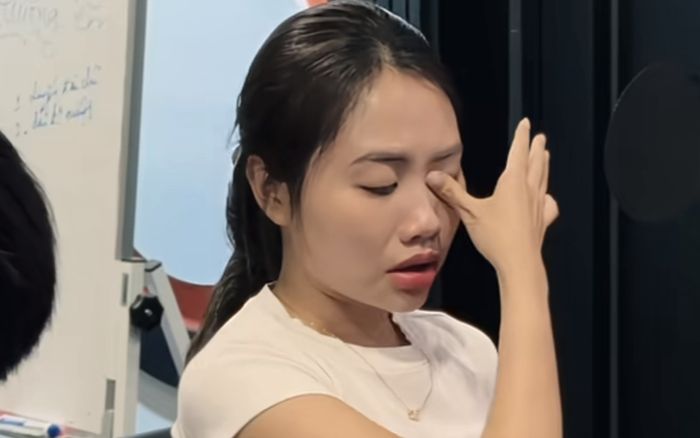 Phương Mỹ Chi vướng tranh cãi trang phục
