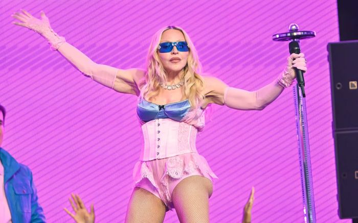 Madonna khoe làn da căng mịn ở tuổi U70