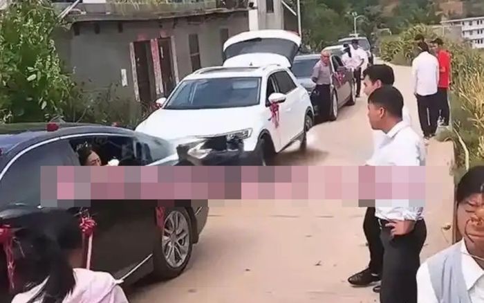 Cô dâu bị chồng cũ chặn xe ngay trong đám cưới, sự thật phía sau gây tranh cãi