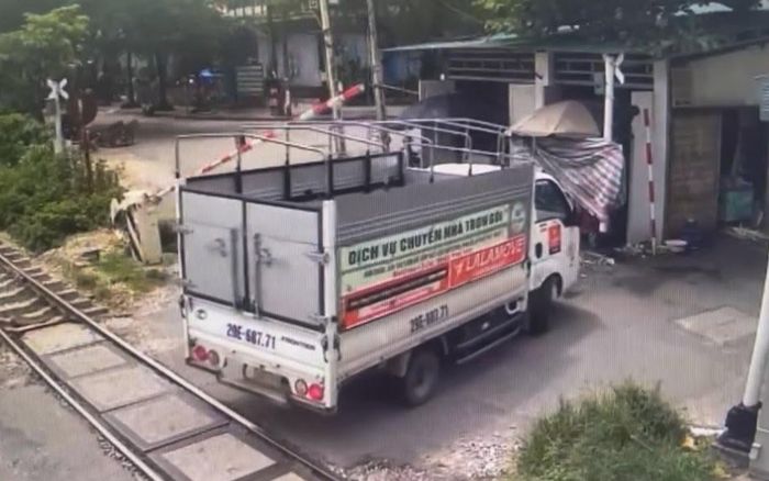 Lùi xe làm hỏng cần chắn đường sắt, tài xế nhận mức phạt 'nhớ đời'