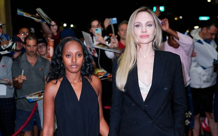Con gái Angelina Jolie và Brad Pitt chính thức bỏ họ của cha