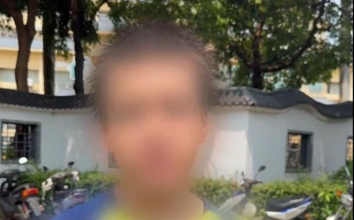Mẹ đưa 3 người con rời đi, cậu bé 12 tuổi bị bỏ lại trong căn nhà thuê suốt hơn một năm