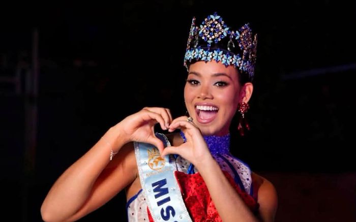 Đương kim Miss World trở về quê nhà sau 1 tháng ở Việt Nam