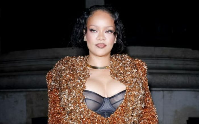 Rihanna chiếm trọn spotlight tại Paris Fashion Week