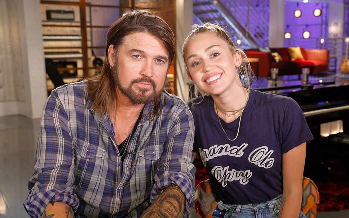 Cha ruột lên tiếng chuyện Miley Cyrus đổi tên