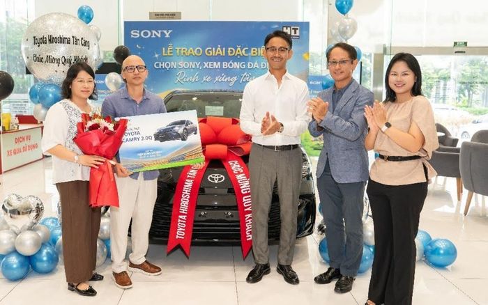 Mua TV Sony xem bóng đá, bất ngờ trở thành chủ nhân chiếc Toyota Camry trị giá hơn 1,2 tỷ đồng