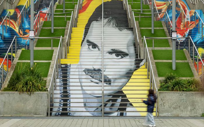 Freddie Mercury được vinh danh bằng tranh tường khổng lồ tại Wembley