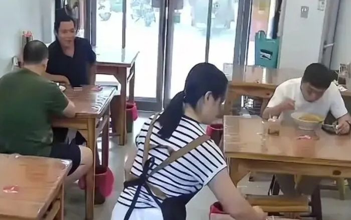 Chủ quán cho nợ một bát mì, người công nhân làm điều bất ngờ suốt 121 ngày rồi biệt tích
