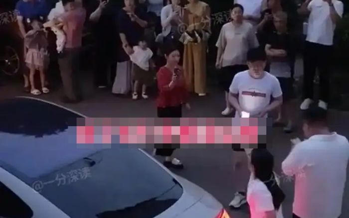 Bạn trai cũ tìm đến khu dân cư đòi tiền, chồng sắp cưới hủy hôn khi biết sự thật về người phụ nữ