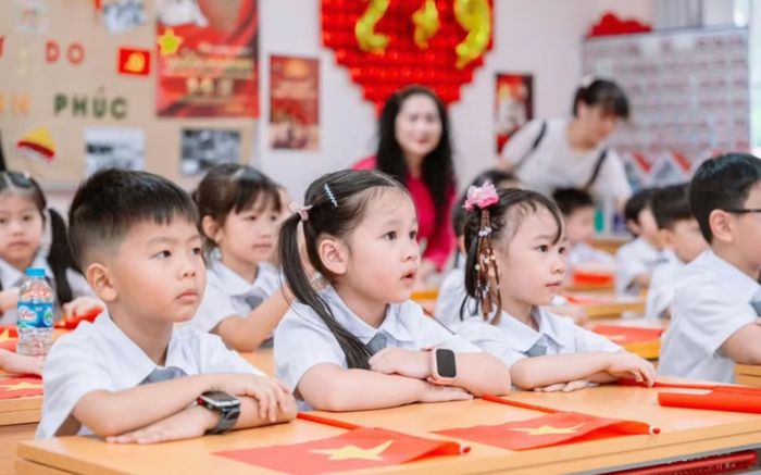 Trường hợp nào giáo viên không được dạy thêm có thu tiền đối với học sinh?
