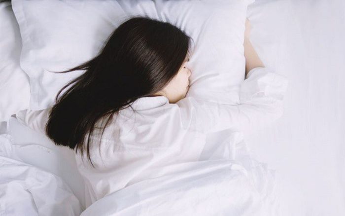 3 thói quen sau bữa tối có thể khiến giấc ngủ bị ảnh hưởng