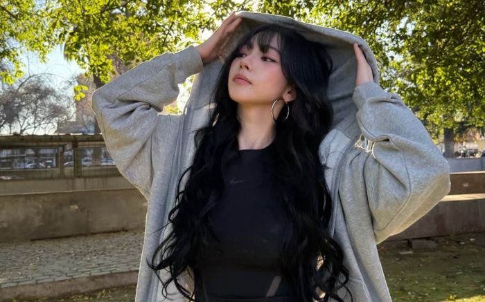Karina (aespa) khoe khéo vòng eo thon gọn