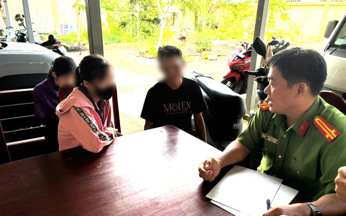 Kiên trì động viên người phụ nữ đứng ở vị trí nguy hiểm, cán bộ Công an tìm ra nguyên nhân phía sau
