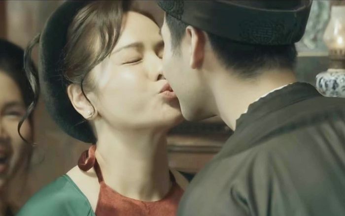 Chàng trai kém 14 tuổi 'khóa môi' Nhật Kim Anh
